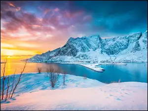 Zimowe góry i morze w Norwegii