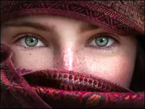 Kobieta z zielonymi oczami i piegami w chuście