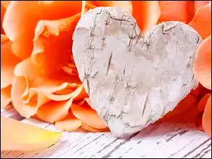 Drewniane serce z płatkami róż