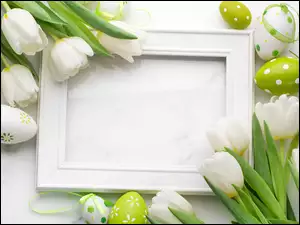 Białe tulipany z pisankami