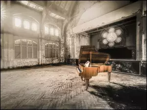Fortepian w starym pomieszczeniu