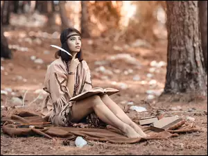 Indianka z książką i piórem w lesie