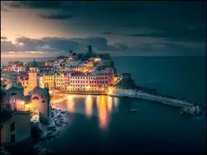 Włoskie miasteczko Vernazza na riwierze liguryjskiej Cinque Terre