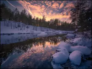 Zachód słońca nad zimowym leśnym jeziorem