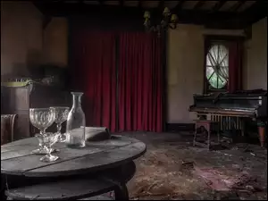 Drewniane meble w starym zniszczonym pomieszczeniu