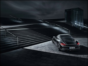Porsche Cayman S w limitowanej wersji Black Edition przy schodach