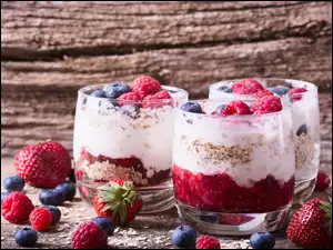 Szklanki z jogurtem musli i owocami