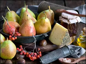 Kompozycja z gruszkami serem i oliwą