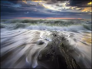 Wzburzone morze z wysokimi falami