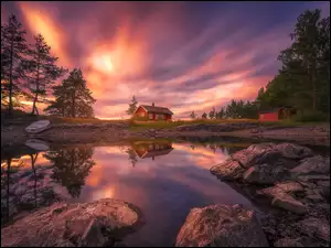 Widok na jezioro Vaeleren i dom w norweskim Ringerike