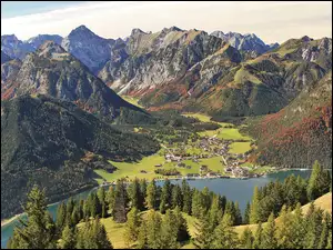 Górskie leśne jezioro w dolinie