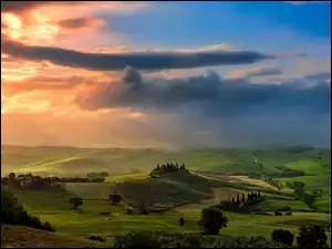 Zielone wzgórza o zachodzie słońca