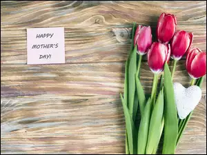 Tulipany z sercem na Dzień Matki