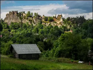 Zamek Vranov ma leśnych skałach z domami