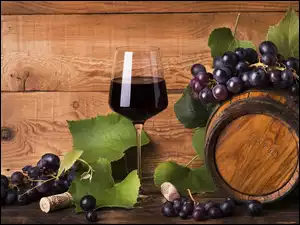 Beczka i kieliszek wina z winogronami