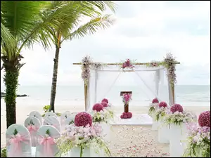 Altanka ślubna z kwiatami na wybrzeżu