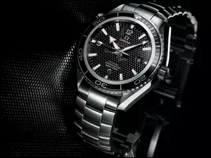 Czarny zegarek marki Omega