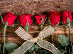 Czerwone róże z wstążką