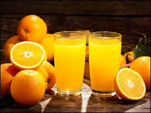 Pomarańcze obok szklanek z napojami