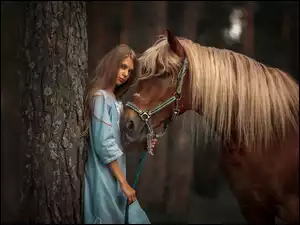 Dziewczyna z koniem pod drzewem