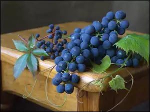 Kiście ciemnych winogron położone na stole