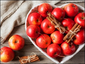 Jabłka ułożone w miseczce w kształcie serca