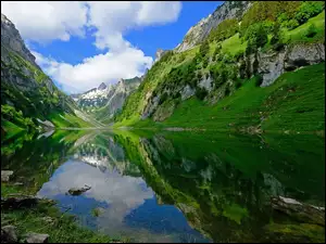 Szwajcarskie góry w odbiciu jeziora
