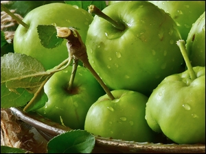 Zielone jabłka z kroplami wody