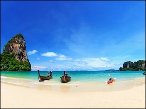 Łódki na plaży Railay Beach w Tajlandii