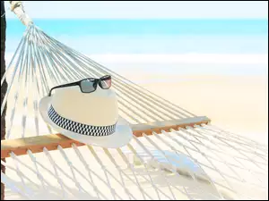 Hamak z kapeluszem i okularami na plaży