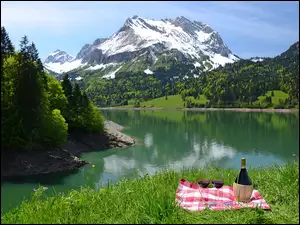 Piknik nad jeziorem górskim