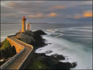 Wybrzeże Bretanii z morską latarnią