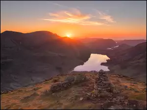 Zachód słońca nad górskim jeziorem