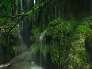 Leśny skalny wodospad