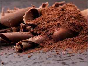 Kakao rozsypane na wiórkach czekolady