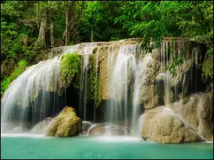 Wodospad z kamieniami w dżungli