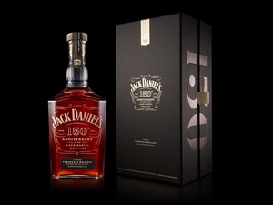 Whisky Jack Daniels obok pudełka