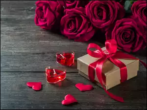 Czerwone róże z prezentem i serduszkami