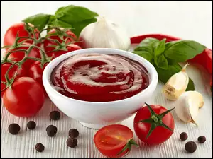 Keczup w misce obok pomidorów czosnku i papryczki chili