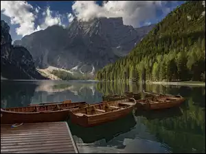 Góry leśne z jeziorem i łódkami