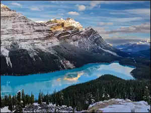 Zimowe leśne góry z jeziorem