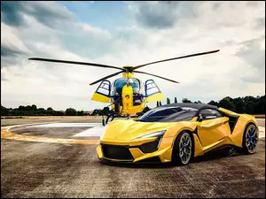 Helikopter obok samochodu Fenyr Super Sport