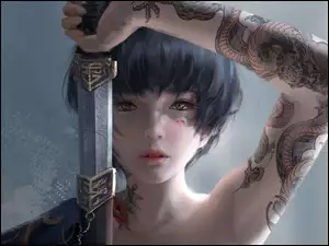 Dziewczyna w tatuażach z mieczem