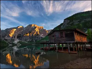 Jezioro Pragser Wildsee w włoskich Dolomitach