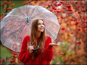 Modelka w czerwonym sweterku i parasolem