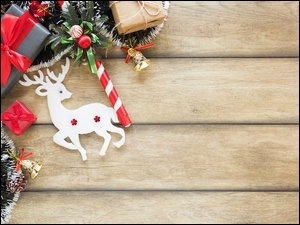 renifer i prezenty w świątecznej dekoracji
