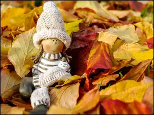 Laleczka na jesiennych liściach