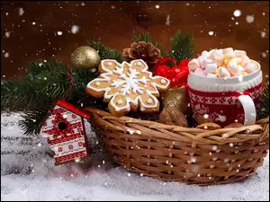 Koszyk z słodyczami bożonarodzeniowymi