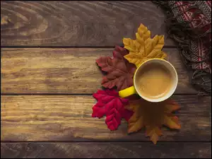 Kawa z jesiennymi liśćmi i szalem
