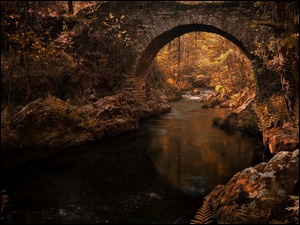 Rzeka pod mostem kamiennym
